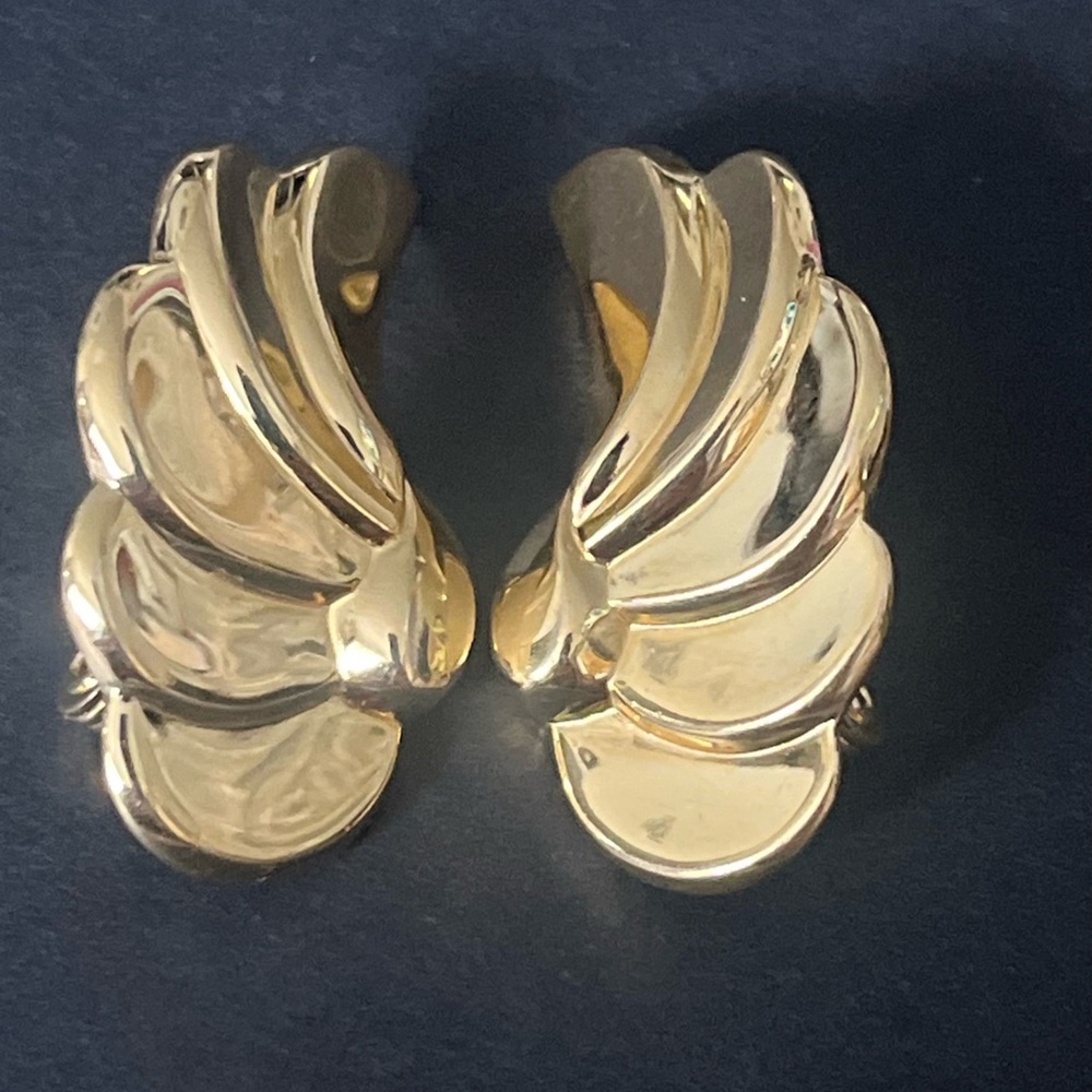 🔥🔥Vintage Monet Wing Shaped Gold Toned Earrings🔥🔥